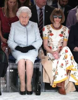 Bilder des Tages . 20 02 2018. London, United Kingdom. Queen Elizabeth II sits with Anna Wintour as they watch the Richard Quinn show at London Fashion Week.  xROTAx xi-Imagesx IIM-17022-0010