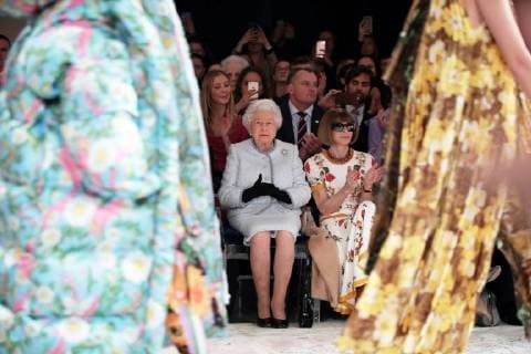 . 20 02 2018. London, United Kingdom. Queen Elizabeth II sits with Anna Wintour and Caroline Rush (left), Chief Executive of the British Fashion Council as they watch the Richard Quinn show at London Fashion Week.  xROTAx xi-Imagesx IIM-17022-0015