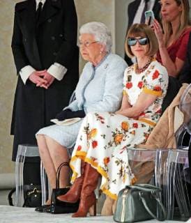 . 20 02 2018. London, United Kingdom. Queen Elizabeth II sits with Anna Wintour and Caroline Rush (left), Chief Executive of the British Fashion Council as they watch the Richard Quinn show at London Fashion Week.  xROTAx xi-Imagesx IIM-17022-0019