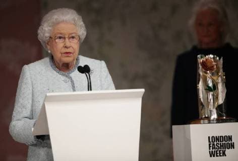 . 20 02 2018. London, United Kingdom. Queen Elizabeth II during a visit to London Fashion Week.  xROTAx xi-Imagesx IIM-17022-0026