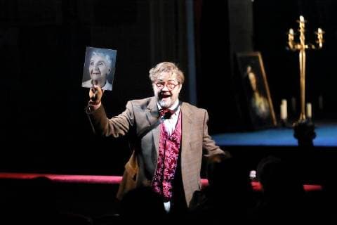 Andreas Jäpel (als Leporello) während der Fotoprobe zu Don Giovanni im Staatstheater Cottbus. Premiere ist am 24. Februar 2018. Dramma giocoso in zwei Akten von Wolfgang Amadeus Mozart. Musikalische Leitung Evan Alexis Christ. Regie Martin Schüler. Bühne Gundula Martin. Kostüme Susanne Suhr. Staatstheater Cottbus Don Giovanni