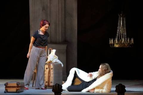 Debra Stanley (als Donna Elvira) und Christian Henneberg (als Don Giovanni) während der Fotoprobe zu Don Giovanni im Staatstheater Cottbus. Premiere ist am 24. Februar 2018. Dramma giocoso in zwei Akten von Wolfgang Amadeus Mozart. Musikalische Leitung Evan Alexis Christ. Regie Martin Schüler. Bühne Gundula Martin. Kostüme Susanne Suhr. Staatstheater Cottbus Don Giovanni