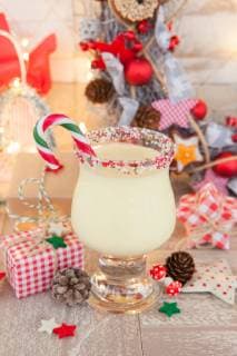 Eierpunsch mit Zuckerstange mit bunter Dekoration zu Weihnachten - Egg nog with candy canes *** Eggnog with candy cane with colourful decoration for Christmas egg Nog with candy canes  1079704647
