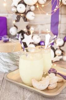 Eierpunsch mit bunter Dekoration zu Weihnachten - Homemade egg nog *** Eggnog with colourful decoration for Christmas homemade egg nog  1079704652