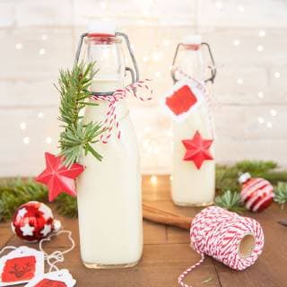 Flasche Eierpunsch mit bunter Dekoration zu Weihnachten - Homemade egg nog *** Bottle of eggnog with colourful decoration for Christmas homemade egg nog  1079704659