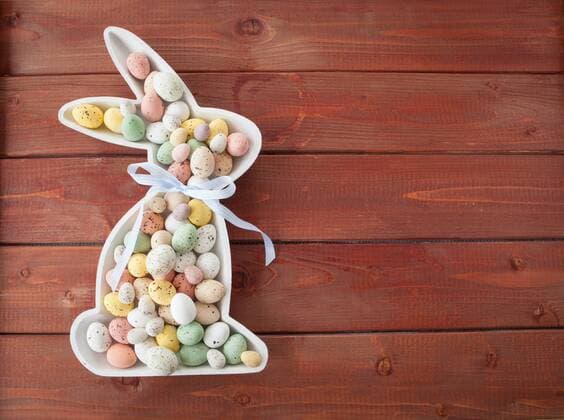 Bunte Ostereier aus Schokolade auf rustikalem Holz Hintergrund - Happy Easter *** Colorful Easter eggs chocolate on rustic wood background of Happy Easter  1079704802