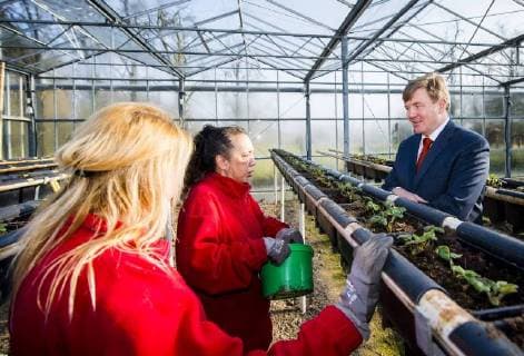 Themen der Woche Bilder des Tages Everdingen, 21 February 2018-King Willem-Alexander has Wednesday afternoon 21 February paid a working visit to the Foundation Vital Village in Everdingen. The Foundation is committed to providing facilities and activities that are in danger of disappearing and so the vitality of Everdingen and its inhabitants. Through the efforts of vital village has a food store, a concern Everdingen, a coffee corner and a library. Volunteers, people with a work limitation and participants of reintegration projects are helping to run these features. More welfare for employees and for the village and the environment are paramount. Thus, Vital Village on estate Everstein also a greenhouse where vegetables are grown in the on-site shop are sold. There is also in the greenhouse a workshop where various creative activities are organised. King Willem-Alexander  Copyright: xHollandsexHoogtex xFrankxvanxBeekxFotografiex x75461717x