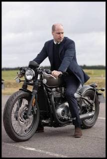 Themen der Woche Bilder des Tages . 20 02 2018. Nuneaton, United Kingdom. Duke of Cambridge visits Nuneaton. Prince William, The Duke of Cambridge with a Triumph Bobber motorcycle during a visit to the MIRA Technology Park in Nuneaton, Warwickshire, which supplies pioneering engineering, research and test services to the transport industry. MIRA was formerly known as the Motor Industry Research Association  xImagesx xPoolx IIM-17034-0010