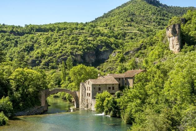 Regionaler Naturpark Grands Causses, Mühle von Corp am Fluss La Dourbie, Departement Aveyron, Occitanie, Frankreich, Europa *** Grands Causses Grands Causses Mill on the La Dourbie River Departement Aveyron Occitanie France Europe Copyright: imageBROKER BernardxJaubert iblbja04632402.jpg