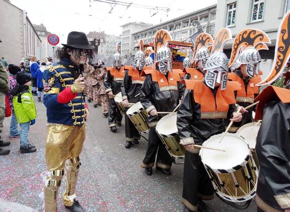 21, 02.2018 Basel Fasnacht,Strassenfasnacht. Bild zeigt Michael Jackson Double. re. Tambouren in Aktion .Tradition Brauchtum