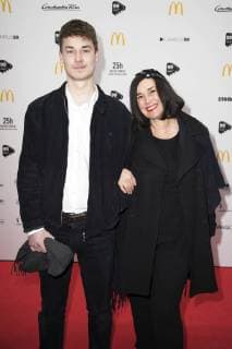 Fiona Bennett mit Sohn Linus Bennett beim 99Fire Films Award 2018 während der Berlinale 2018 im Admiralspalast. Berlin, 21.02.2018