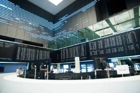 Handelssaal der Frankfurter Wertpapierboerse, Broker, Anzeigentafel, Computerhandel, Aktienhaendler, Uebersicht, Aktienkurse, Dax, Allgemein, Feature, Randmotiv, Pressekonferenz der Deutschen Boerse AG in Frankfurt am 21.02.2018. *** Trading hall of the Frankfurt Stock Exchange Broker Advertising board Computer trading Stock brokers Overview Stock prices Dax General Feature Random motive Press conference of the Deutsche Boerse AG in Frankfurt on 21 02 2018