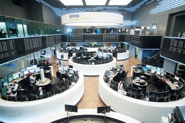 Handelssaal der Frankfurter Wertpapierboerse, Broker, Anzeigentafel, Computerhandel, Aktienhaendler, Uebersicht, Aktienkurse, Dax, Allgemein, Feature, Randmotiv, Pressekonferenz der Deutschen Boerse AG in Frankfurt am 21.02.2018. *** Trading hall of the Frankfurt Stock Exchange Broker Advertising board Computer trading Stock brokers Overview Stock prices Dax General Feature Random motive Press conference of the Deutsche Boerse AG in Frankfurt on 21 02 2018
