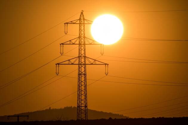 Sonnenuntergang hinter Strommast 22.02.2018, Kronberg: Die Sonne geht hinter dem Mast einer Hochspannungsleitung unter., Kronberg Deutschland *** Sunset behind power pole 22 02 2018 Kronberg The sun goes behind the mast of a high voltage power line under Kronberg Germany