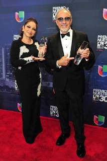 The couple of Cuban-American artists Emilio and Gloria Estefan pose with their awards in the press room of the 30th edition of the Lo Nuestro Award to the Latin Music, at the American Airlines Arena in Miami, USA, 22 February 2018. Famous and popular Latinos parade in carpet of Lo Nuestro Award !ACHTUNG: NUR REDAKTIONELLE NUTZUNG!  Copyright: xGIORGIOxVIERAx MIA00 20180223-636549615083807989