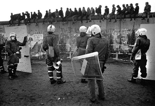 Berlin 1. Juli 1988 -Besetzer fluechten nach Ostberlin. Polizei rauemt in den fruehen Morgenstunden das von Autonomen besetzte Lenne-Dreieck am Potsdamer Platz. Im Rahmen eines Gebietsaustausches mit der DDR wurde das Gebiet am 1.Juli 88 an Westberlin uebertragen. Die Besetzer fluechteten ueber die Berliner Mauer nach Ostberlin, wo sie von DDR-Grenzsoldaten freundlich empfangen wurden und ueber verschiedene Grenzuebergaenge wieder nach Westberlin gebracht wurden. im Bild: Besetzer sitzen auf der Mauer *** Berlin 1 July 1988 Squatters flee to East Berlin Police reamed in the early morning the autonomous occupied Lenne triangle at Potsdamer Platz As part of a territorial exchange with the GDR, the area was transferred to West Berlin on 1 July 88 The occupiers fled over the Berlin Wall to East Berlin where they were greeted warmly by GDR bor
