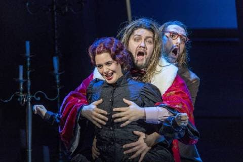 Don Giovanni am Staatstheater Cottbus DEU Brandenburg Cottbus: Â Christian Henneberg in der Titelpartie: Am Samstag, 24. Februar 2018, hat im Großen Haus des Staatstheaters Cottbus Mozarts Oper Don Giovanni Premiere. Unter der musikalischen Leitung von Evan Alexis Christ und in der Regie von Martin Schüler ist Christian Henneberg in der Titelpartie zu erleben. Die Bühne entwirft Gundula Martin, die Kostüme Susanne Suhr. Die Oper, die bei der Prager Uraufführung am 29. Oktober 1787 Triumphe feierte, zählt heute zu den wichtigsten Werken des Repertoires. In Mozarts opulentem Theaterspiel Don Giovanni wird geliebt, verheimlicht, verkleidet, verwechselt, maskiert und demaskiert wie in einer Art Buffo-Oper, in der die Tragik hinter den Masken hindurchscheint. Debra Stanley als Donna Elvira. (