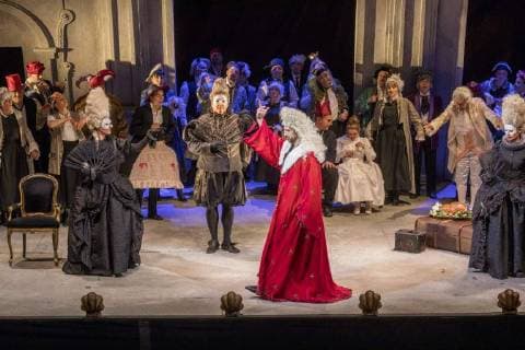 Don Giovanni am Staatstheater Cottbus DEU Brandenburg Cottbus: Â Christian Henneberg in der Titelpartie: Am Samstag, 24. Februar 2018, hat im Großen Haus des Staatstheaters Cottbus Mozarts Oper Don Giovanni Premiere. Unter der musikalischen Leitung von Evan Alexis Christ und in der Regie von Martin Schüler ist Christian Henneberg in der Titelpartie zu erleben. Die Bühne entwirft Gundula Martin, die Kostüme Susanne Suhr. Die Oper, die bei der Prager Uraufführung am 29. Oktober 1787 Triumphe feierte, zählt heute zu den wichtigsten Werken des Repertoires. In Mozarts opulentem Theaterspiel Don Giovanni wird geliebt, verheimlicht, verkleidet, verwechselt, maskiert und demaskiert wie in einer Art Buffo-Oper, in der die Tragik hinter den Masken hindurchscheint. (
