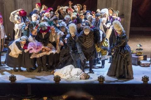 Don Giovanni am Staatstheater Cottbus DEU Brandenburg Cottbus: Â Am Samstag, 24. Februar 2018, hat im Großen Haus des Staatstheaters Cottbus Mozarts Oper Don Giovanni Premiere. Unter der musikalischen Leitung von Evan Alexis Christ und in der Regie von Martin Schüler ist Christian Henneberg in der Titelpartie zu erleben. Die Bühne entwirft Gundula Martin, die Kostüme Susanne Suhr. Die Oper, die bei der Prager Uraufführung am 29. Oktober 1787 Triumphe feierte, zählt heute zu den wichtigsten Werken des Repertoires. In Mozarts opulentem Theaterspiel Don Giovanni wird geliebt, verheimlicht, verkleidet, verwechselt, maskiert und demaskiert wie in einer Art Buffo-Oper, in der die Tragik hinter den Masken hindurchscheint. (
