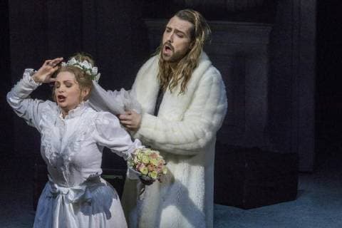 Don Giovanni am Staatstheater Cottbus DEU Brandenburg Cottbus: Â Christian Henneberg in der Titelpartie: Am Samstag, 24. Februar 2018, hat im Großen Haus des Staatstheaters Cottbus Mozarts Oper Don Giovanni Premiere. Unter der musikalischen Leitung von Evan Alexis Christ und in der Regie von Martin Schüler ist Christian Henneberg in der Titelpartie zu erleben. Die Bühne entwirft Gundula Martin, die Kostüme Susanne Suhr. Die Oper, die bei der Prager Uraufführung am 29. Oktober 1787 Triumphe feierte, zählt heute zu den wichtigsten Werken des Repertoires. In Mozarts opulentem Theaterspiel Don Giovanni wird geliebt, verheimlicht, verkleidet, verwechselt, maskiert und demaskiert wie in einer Art Buffo-Oper, in der die Tragik hinter den Masken hindurchscheint. Die junge Braut Zerlina ( Liudmila Lokaichuk) lässt sich