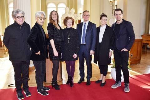 Themen der Woche Bilder des Tages Chema Prado, Ryuichi Sakamoto, Cecile de France, Stephanie Zacharek, Michael Müller, Adele Romanski und Tom Tykwer bei der Einzeichnung der Jury der 68. Internationalen Filmfestspiele Berlin in das Gästebuch von Berlin im Roten Rathaus. Berlin, 23.02.2018 *** Chema Prado Ryuichi Sakamoto Cecile de France Stephanie Zacharek Michael Müller Adele Romanski and Tom Tykwer at the jury of the 68 Berlin International Film Festival in the guest book of Berlin in the Red City Hall Berlin 23 02 2018 Foto:xN.xKubelkax xFuturexImage