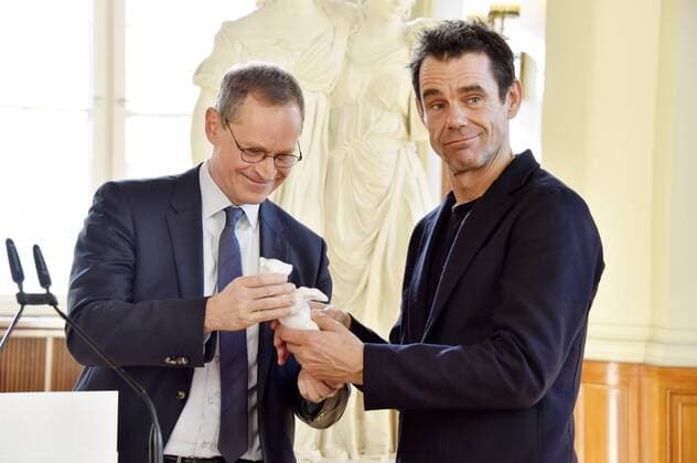 Michael Müller und Tom Tykwer bei der Einzeichnung der Jury der 68. Internationalen Filmfestspiele Berlin in das Gästebuch von Berlin im Roten Rathaus. Berlin, 23.02.2018