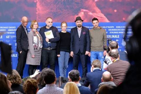 Regisseur Karim Ainouz, Schauspieler Qutaiba Nafea und Ibrahim Al Hussein mit dem Amnesty International Filmpreis für den Film ZENTRALFLUGHAFEN THF anlässlich der Preisverleihung der 68. Internationalen Filmfestspiele Berlin snapshot-photography xSeeliger
