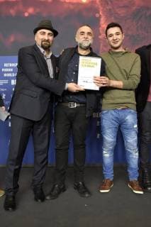 Bilder des Tages Qutaiba Nafea, Karim Ainouz und Ibrahim Al Hussein mit dem Amnesty International Filmpreis für Central Airport THF Zentralflughafen THF bei der Preisverleihung der Unabhängigen Jurys auf der Berlinale 2018 68. Internationale Filmfestspiele Berlin im Hotel Grand Hyatt. Berlin, 24.02.2018