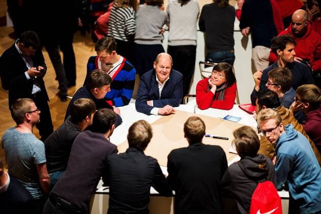 Themen der Woche Bilder des Tages SPD Regionalkonferenz in Jena am 24.2.2018 Mitte: Olaf Scholz (SPD), erster Bürgermeister der Stadt Hamburg, in der Diskussion mit SPD Mitgliedern in Jena bei der Regionalkonferenz. Votum 2018. Volkshaus Jena