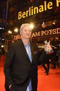 Themen der Woche Bilder des Tages 68. Berlinale - Preisträger Bill Murray with the prize for Wes Anderson, winner of the Silver Bear for Best Director, after the award ceremony at the 68th Berlin International Film Festival Berlinale 2018 at Berlinale Palast on February 24, 2018 in Berlin, Germany. *** Wesley Anderson winner of the Silver Bear for best director after the 68th Berlin International Film Festival Berlinale 2018 at Berlinale Palast on February 24, 2018 in Berlin Germany Foto:xC.xNiehausx xFuturexImage