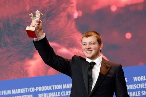 Themen der Woche Bilder des Tages Schauspieler Anthony Bajon mit dem Silbernen Bären für den Besten Darsteller anlässlich der Preisverleihung der 68. Internationalen Filmfestspiele Berlin snapshot-photography xSeeliger *** Actor Anthony Bajon with the Silver Bear for Best Actor on the occasion of the award ceremony of the 68 Berlin International Film Festival snapshot photography xSeeliger
