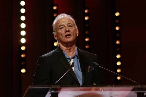 Bill Murray nimmt für Wes Anderson den Silbernen Bären für die Beste Regie entgegen und spricht anschließend auf der Bühne der Abschlussveranstaltung der 68. Berlinale am 24.02.2018 in Berlin im Berlinale Palast Bill Murray nimmt für Wes Anderson den Silbernen Bären für die Beste Regie entgegen und spricht anschließend auf der Bühne der Abschlussveranstaltung der 68. Berlinale am 24.02.2018 in Berlin im Berlinale Palast