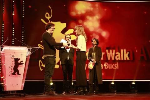 Reka Bucsi erhält den Audi Short Film Award für Solar Walk bei der Bärenverleihung der 68. Berlinale am 24.02.2018 in Berlin im Berlinale Palast Reka Bucsi erhält den Audi Short Film Award für Solar Walk bei der Bärenverleihung der 68. Berlinale am 24.02.2018 in Berlin im Berlinale Palast