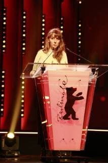 Reka Bucsi erhält den Audi Short Film Award für Solar Walk bei der Bärenverleihung der 68. Berlinale am 24.02.2018 in Berlin im Berlinale Palast Reka Bucsi erhält den Audi Short Film Award für Solar Walk bei der Bärenverleihung der 68. Berlinale am 24.02.2018 in Berlin im Berlinale Palast