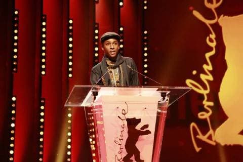 Samuel Ishimwe spricht nach Erhalt des Silbernen Bären Preis der Jury Kurzfilmkategorie für Imfura während der Abschlussveranstaltung der 68. Berlinale der Internationalen Filmfestspiele in Berlin im Berlinale Palast Samuel Ishimwe spricht nach Erhalt des Silbernen Bären Preis der Jury Kurzfilmkategorie für Imfura während der Abschlussveranstaltung der 68. Berlinale der Internationalen Filmfestspiele in Berlin im Berlinale Palast