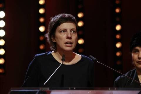 Adina Pintilie, Gewinnerin des Goldenen Bären für den Film Touch me not , spricht während des Abschlussveranstaltung der 68. Berlinale auf der Bühne am 25.02.2018 in Berlin im Berlinale Palast Adina Pintilie, Gewinnerin des Goldenen Bären für den Film Touch me not , spricht während des Abschlussveranstaltung der 68. Berlinale auf der Bühne am 25.02.2018 in Berlin im Berlinale Palast