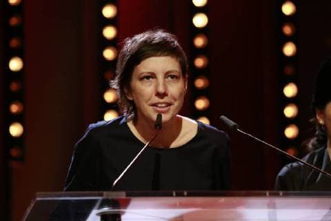 Adina Pintilie, Gewinnerin des Goldenen Bären für den Film Touch me not , spricht während des Abschlussveranstaltung der 68. Berlinale auf der Bühne am 25.02.2018 in Berlin im Berlinale Palast Adina Pintilie, Gewinnerin des Goldenen Bären für den Film Touch me not , spricht während des Abschlussveranstaltung der 68. Berlinale auf der Bühne am 25.02.2018 in Berlin im Berlinale Palast