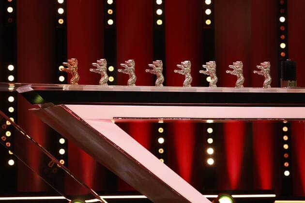 Preise der Bärenverleihung auf einem Tisch vor der Vergabe auf der Bühne bei der Abschlussveranstaltung der 68. Berlinale am 24.02.2018 in Berlin im Berlinale Palast Preise der Bärenverleihung auf einem Tisch vor der Vergabe auf der Bühne bei der Abschlussveranstaltung der 68. Berlinale am 24.02.2018 in Berlin im Berlinale Palast