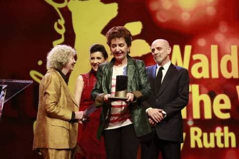 Ruth Beckermann, Gewinnerin des Glashütte Original Dokumentarfilmpreises für den Film Waldheims Walzer auf der Bühne der Abschlussveranstaltung der 68. Berlinale am 24.02.2018 in Berlin im Berlinale Palast Ruth Beckermann, Gewinnerin des Glashütte Original Dokumentarfilmpreises für den Film Waldheims Walzer auf der Bühne der Abschlussveranstaltung der 68. Berlinale am 24.02.2018 in Berlin im Berlinale Palast