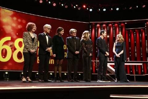 Jurymitglieder der Berlinale (L-R) Stephanie Zacharek, Ryuichi Sakamoto, Adele Romanski, Chema Prado, Cecile de France, Jury-Präsident Tom Tykwer und Moderatorin Anke Engelke auf der Bühne zur Preisverleihung der 68. Berlinale am 24.02.2018 in Berlin im Jurymitglieder der Berlinale (L-R) Stephanie Zacharek, Ryuichi Sakamoto, Adele Romanski, Chema Prado, Cecile de France, Jury-Präsident Tom Tykwer und Moderatorin Anke Engelke auf der Bühne zur Preisverleihung der 68. Berlinale am 24.02.2018 in Berlin im Berlinale Palast