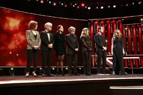 Jurymitglieder der Berlinale (L-R) Stephanie Zacharek, Ryuichi Sakamoto, Adele Romanski, Chema Prado, Cecile de France, Jury-Präsident Tom Tykwer und Moderatorin Anke Engelke auf der Bühne zur Preisverleihung der 68. Berlinale am 24.02.2018 in Berlin im Jurymitglieder der Berlinale (L-R) Stephanie Zacharek, Ryuichi Sakamoto, Adele Romanski, Chema Prado, Cecile de France, Jury-Präsident Tom Tykwer und Moderatorin Anke Engelke auf der Bühne zur Preisverleihung der 68. Berlinale am 24.02.2018 in Berlin im Berlinale Palast