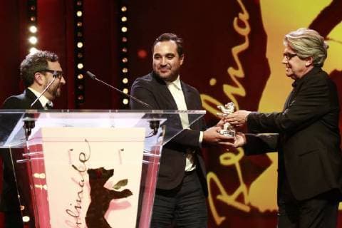 Alonso Ruizpalacios (L) und Manuel Alcala erhalten den Silbernen Bären von dem Jurymitglied Chema Prado auf der Bühne zur Preisverleihung der 68. Berlinale am 24.02.2018 in Berlin im Berlinale Palast Alonso Ruizpalacios (L) und Manuel Alcala erhalten den Silbernen Bären von dem Jurymitglied Chema Prado auf der Bühne zur Preisverleihung der 68. Berlinale am 24.02.2018 in Berlin im Berlinale Palast