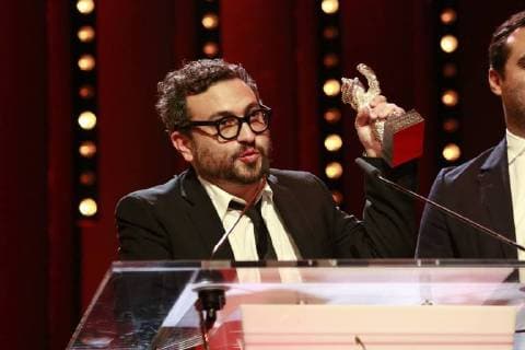 Alonso Ruizpalacios, Gewinner des Silbernen Bären für das Beste Drehbuch, spricht zur Preisverleihung auf der Bühne der 68. Berlinale am 24.02.2018 in Berlin im Berlinale Palast Alonso Ruizpalacios, Gewinner des Silbernen Bären für das Beste Drehbuch, spricht zur Preisverleihung auf der Bühne der 68. Berlinale am 24.02.2018 in Berlin im Berlinale Palast