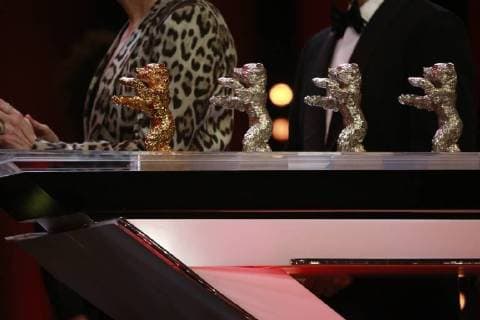 Preise der Bärenverleihung auf einem Tisch vor der Vergabe auf der Bühne bei der Abschlussveranstaltung der 68. Berlinale am 24.02.2018 in Berlin im Berlinale Palast Preise der Bärenverleihung auf einem Tisch vor der Vergabe auf der Bühne bei der Abschlussveranstaltung der 68. Berlinale am 24.02.2018 in Berlin im Berlinale Palast