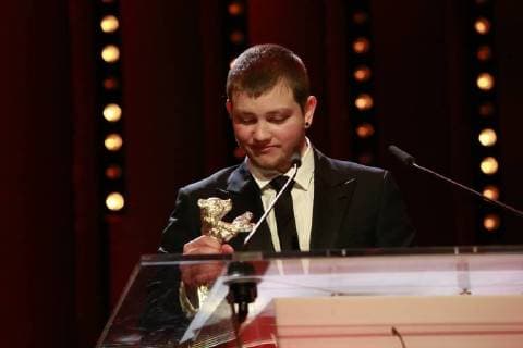 Anthony Bajon, Gewinner des Silbernen Bären als bester Darsteller für den Film La priere spricht nach der Vergabe auf der Bühne zur Abschlussveranstaltung der 68. Berlinale am 24.02.2018 in Berlin im Berlinale Palast Anthony Bajon, Gewinner des Silbernen Bären als bester Darsteller für den Film La priere spricht nach der Vergabe auf der Bühne zur Abschlussveranstaltung der 68. Berlinale am 24.02.2018 in Berlin im Berlinale Palast