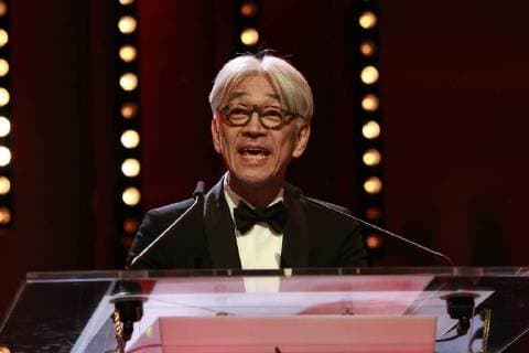 RyÅ«ichi Sakamoto, Jurymitglied der internationalen Jury der Berlinale, spricht auf der Bühne zur Preisverleihung der 68. Berlinale am 24.02.2018 in Berlin im Berlinale Palast RyÅ«ichi Sakamoto, Jurymitglied der internationalen Jury der Berlinale, spricht auf der Bühne zur Preisverleihung der 68. Berlinale am 24.02.2018 in Berlin im Berlinale Palast