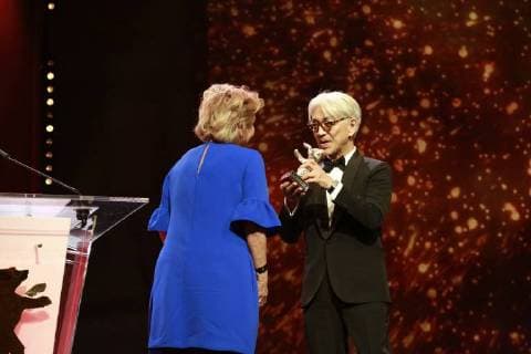 Ana Brun, Gewinnerin des Silbernen Bären für die Beste Darstellerin, erhält den Preis vom Jurymitglied RyÅ«ichi Sakamoto auf der Bühne der Abschlussveranstaltung der 68. Berlinale am 24.02.2018 in Berlin im Berlinale Palast Ana Brun, Gewinnerin des Silbernen Bären für die Beste Darstellerin, erhält den Preis vom Jurymitglied RyÅ«ichi Sakamoto auf der Bühne der Abschlussveranstaltung der 68. Berlinale am 24.02.2018 in Berlin im Berlinale Palast