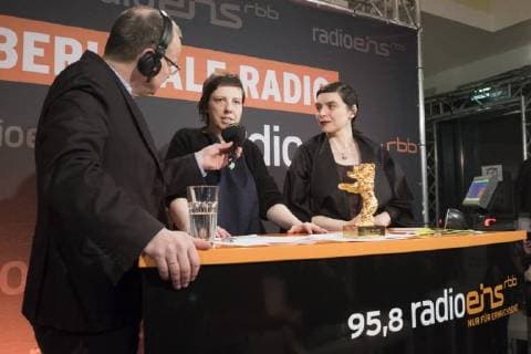 Moderator Knut Elstermann mit Regisseurin Adina Pintilie und Produzentin Bianca Oana (Goldener Bär für den besten Film, Touch Me Not) beim RadioEins Berlinale-Nighttalk aus der XXLounge anlässlich der 68. Internationalen Filmfestspiele Berlin 68. Internationale Filmfestspiele Berlin