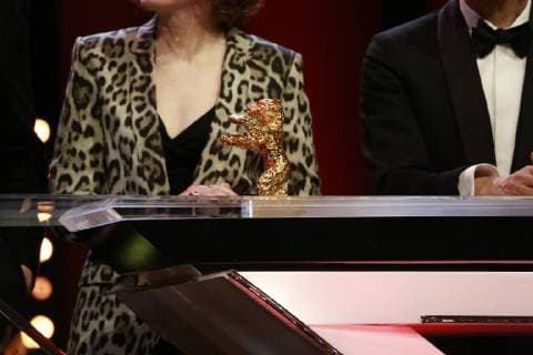 Goldener Bär der Bärenverleihung auf einem Tisch vor der Vergabe auf der Bühne bei der Abschlussveranstaltung der 68. Berlinale am 24.02.2018 in Berlin im Berlinale Palast Goldener Bär der Bärenverleihung auf einem Tisch vor der Vergabe auf der Bühne bei der Abschlussveranstaltung der 68. Berlinale am 24.02.2018 in Berlin im Berlinale Palast
