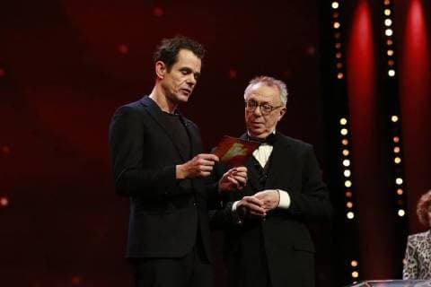 (L-R) Tom Tykwer (Jury Präsident) und Dieter Kosslick (Berlinale Chef) auf der Bühne zur Preisverleihung der Abschlussveranstaltung der 68. Berlinale am 24.02.2018 in Berlin im Berlinale Palast (L-R) Tom Tykwer (Jury Präsident) und Dieter Kosslick (Berlinale Chef) auf der Bühne zur Preisverleihung der Abschlussveranstaltung der 68. Berlinale am 24.02.2018 in Berlin im Berlinale Palast